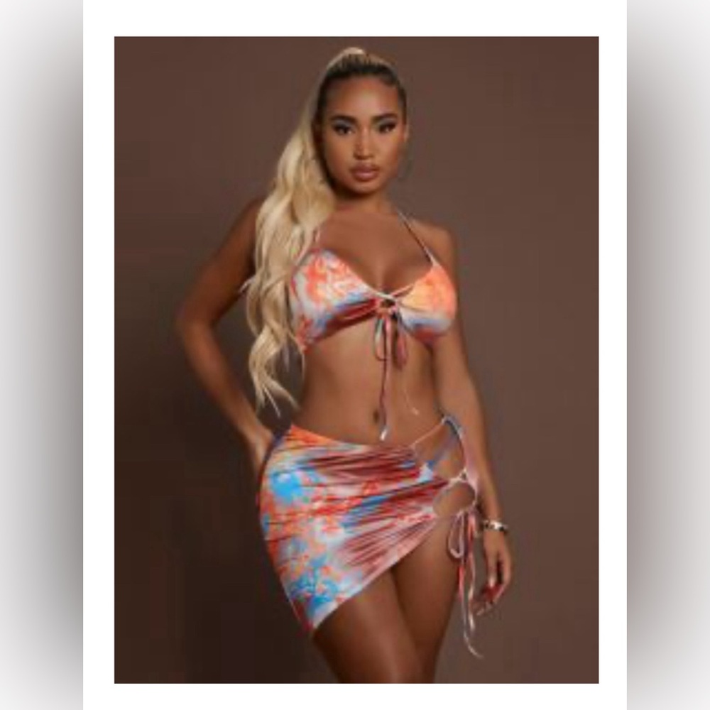 SXY Criss Cross Tie Front Graphic Print Halter Bra & Split Front Skirt Set